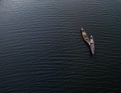 水面上的小舟图片