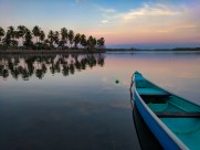 水面上的小舟图片