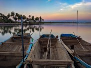 水面上的小舟图片