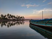 水面上的小舟图片