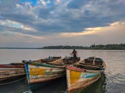 水面上的小舟图片