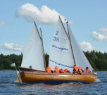 海面航行的帆船图片