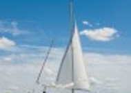 海上航行的白帆船图片