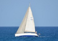 海面航行的帆船图片
