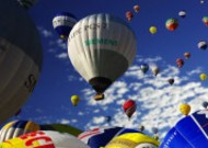 飞在空中的热气球图片
