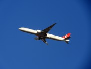 天空中的民航客机图片