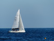 航行的帆船图片