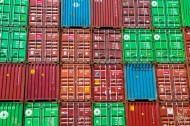 堆放整齐的集装箱图片
