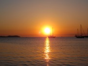 行驶的帆船图片大全