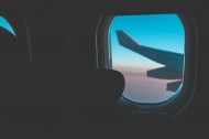 飞机圆角窗口特写图片