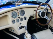 汽车方向盘特写图片