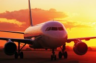 傍晚的飞机图片大全