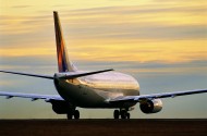 傍晚的飞机图片大全