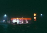 夜晚的加油站图片