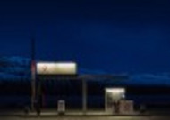 夜晚的加油站图片