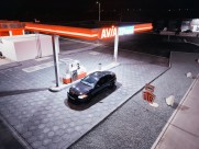 夜晚的加油站图片