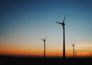 新能源 风力发电的风车图片