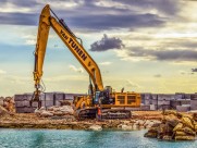 施工中的挖掘机图片大全