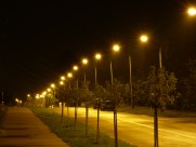 晚上路灯闪亮的街道图片