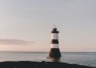 海岸耸立的灯塔图片