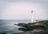 海岸线上耸立的灯塔图片