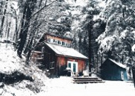 被雪覆盖的小屋图片