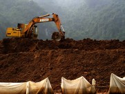 正在施工作业的挖掘机图片