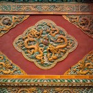 祥瑞的龙形浮雕图片