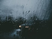 下着雨的窗外图片