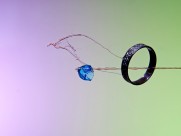 穿过小孔撞击的水滴图片