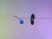 穿过小孔撞击的水滴图片