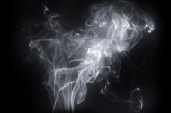 黑色背景下的白色吸烟烟雾图片