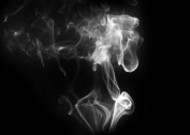 黑色背景下的白色吸烟烟雾图片