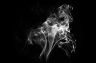 黑色背景下的白色吸烟烟雾图片