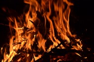 熊熊燃烧的篝火图片