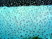 窗外的雨滴图片