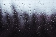 窗子上的雨滴图片