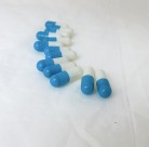 蓝白色相间的胶囊图片