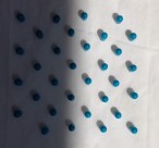 蓝白色相间的胶囊图片