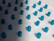 蓝白色相间的胶囊图片