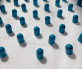 蓝白色相间的胶囊图片