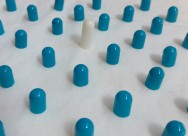 蓝白色相间的胶囊图片