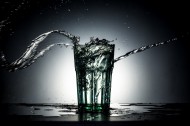 水杯里溅出的水图片