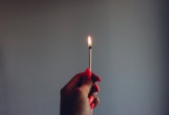 着火的火柴图片