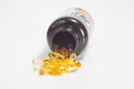 黄色营养的鱼肝油图片