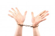 戴着手铐的双手图片大全