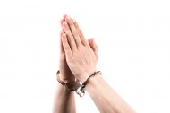 戴着手铐的双手图片大全