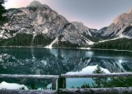 湖泊中的自然风景倒影图片