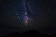 夜空中的流星图片