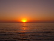 阳光洒在水面上的图片